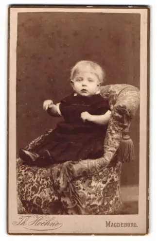 Fotografie Theodor Hoehne, Magdeburg, Breiteweg 165, Porträt eines kleinen Kindes