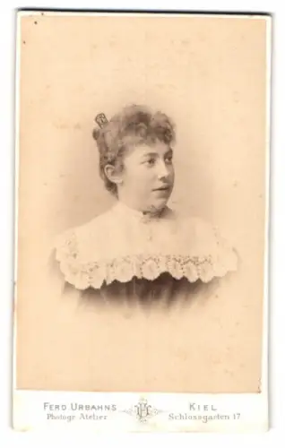 Fotografie Ferd. Urbahns, Kiel, Schlossgarten 17, Porträt einer jungen Frau