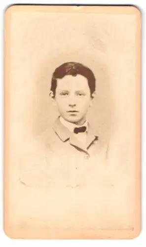 Fotografie Davis Bros., Portsmouth, Pleasant Street 17, Junge im Anzug