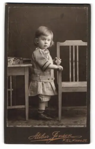 Fotografie Atelier Friesen, Kiel, Klinke 26, Kleines Kind mit Stuhl