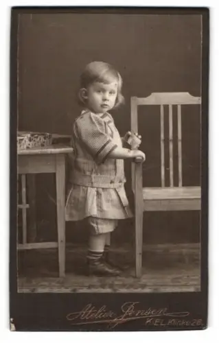 Fotografie Atelier Brissem, Kiel, Mühlenstrasse 26, Kind mit Holzstuhl