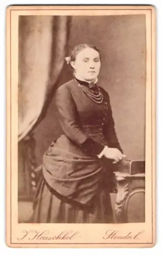 Fotografie J. Heuschkel, Stendal, Breitestrasse 79, Porträt einer Frau