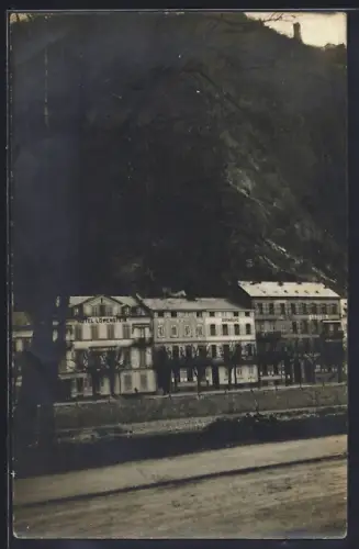 AK Bad Ems, Hotel Löwenstein, Häuserzeile am Berghang