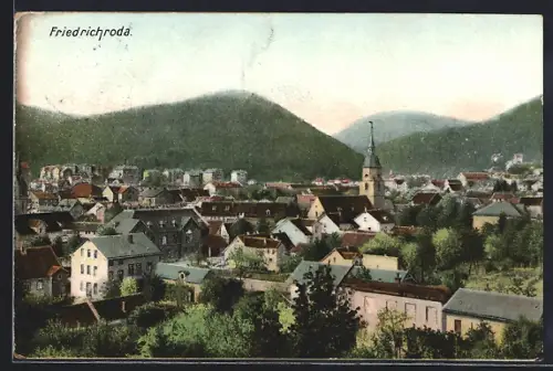 AK Friedrichroda, Ortsansicht mit Kirche und umliegenden Bergen