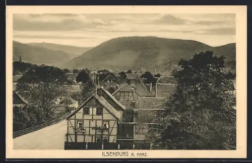 AK Ilsenburg a. Harz, Fachwerkhäuser, Blick auf den Ort und Harzberge