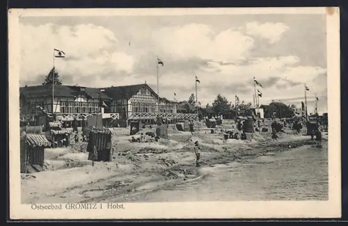 AK Grömitz i. Holst., Strand, Strandkörbe, Fachwerkhäuser