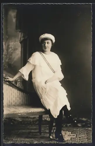 Foto-AK Studentin mit Mütze im Porträt