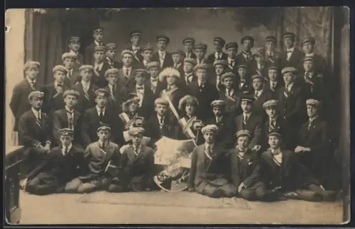 Foto-AK Gruppenfoto von Studenten