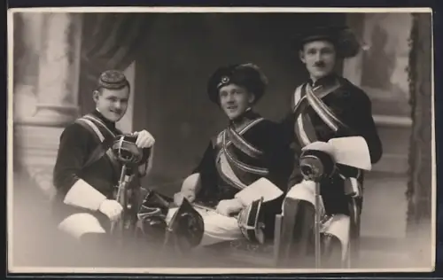 Foto-AK Drei Studenten in Uniformen