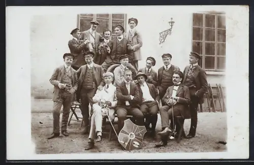Foto-AK Gruppenfoto von Studenten mit ihrem Wappen