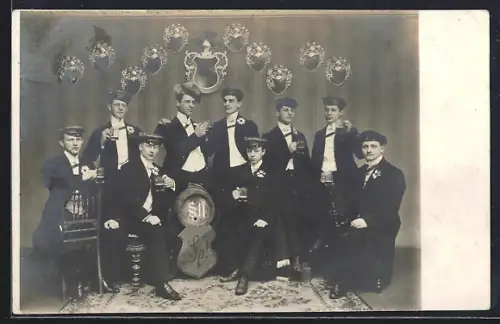 Foto-AK Studenten posieren mit ihrem Wappen