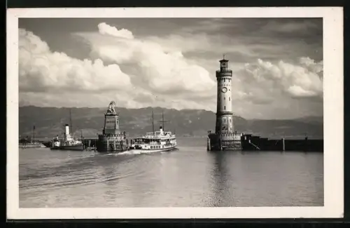 AK Lindau / Bodensee, Hafen mit Leuchtturm, Löwenstatue und Bodenseeschiff