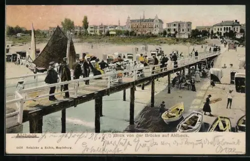 AK Ahlbeck / Ostseebad, Blick von der Brücke auf Strand, Boote und Seebrücke