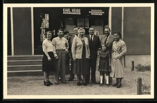 Foto-AK Celle, Buchbinderei Karl Heide, Gruppenfoto vor dem Geschäft