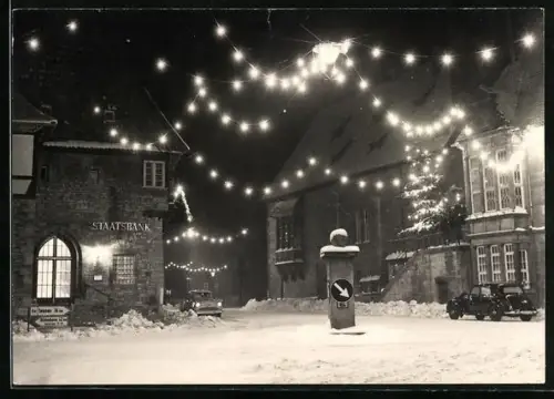 Foto-AK Bad Gandersheim, Strassenpartie mit Staatsbank nachts im Winter