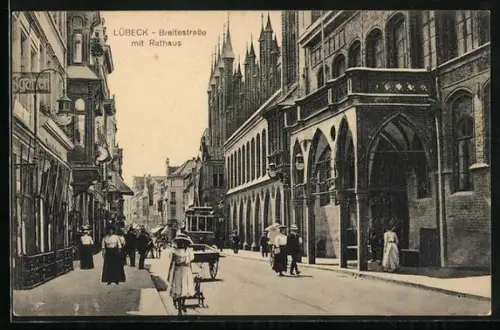 AK Lübeck, Breitestrasse mit Rathaus und Strassenbahn