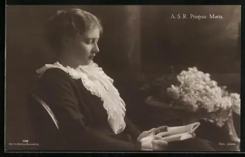 AK Prinzessin Maria von Rumänien bei der Lektüre