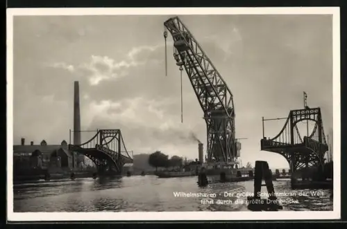 AK Wilhelmshaven, Der grösste Schwimmkran der Welt im Hafen fährt durch die grösste Drehbrücke