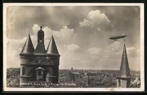 AK Bordeaux, Grosse Cloche et Paaage d`un Dirigeable, Zeppelin