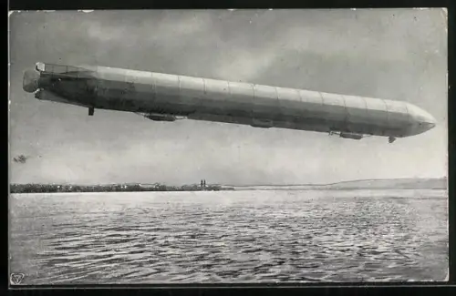 AK Zeppelins Luftschiff im Fluge, Zeppelin im Flug über dem Wasser