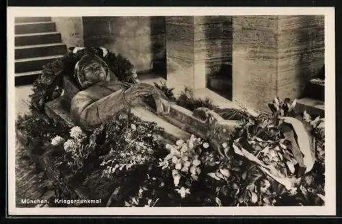 AK München, Kriegerdenkmal mit Statue eines liegenden Soldaten
