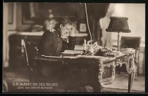 AK S. M. Albert, Roi des Belges, dans son cabinet de travail