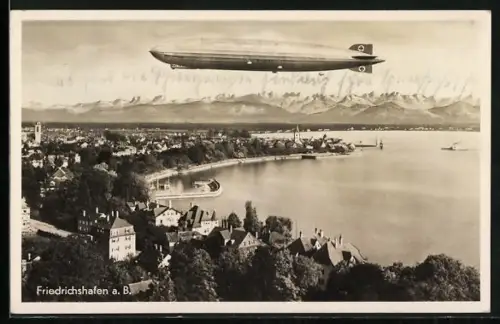 AK Friedrichshafen a. B., Ortsansicht mit fliegendem Zeppelin, 