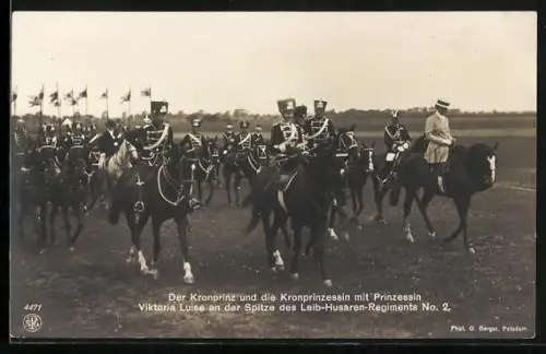 AK Kronprinz und Kronprinzessin mit Prinzessin Victoria Luise an der Spitze des Leib-Husaren-Regiments No. 2