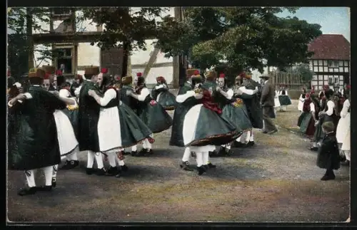 AK Hessen, Schwälmertanz, Paare in Trachtenkleidung beim Tanz auf dem Dorfplatz