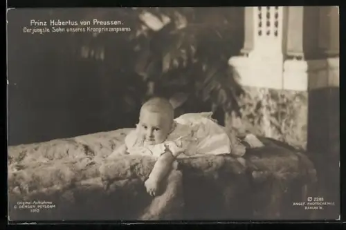 AK Prinz Hubertus von Preussen, auf dem Bauch liegend, der jüngste Sohn unseres Kronprinzenpaares
