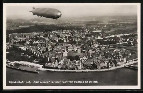 AK Friedrichshafen a. B., Luftschiff LZ 127 Graf Zeppelin in voller Fahrt über der Stadt