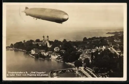 AK Friedrichshafen a. B., Zeppelin mit  auf dem Leitwerk über dem Ort