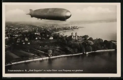 AK Friedrichshafen a. B., Graf Zeppelin in voller Fahrt, Flugzeugaufnahme