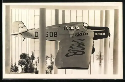 AK Flugzeug Junkers D-1608 in einer Halle ausgestellt