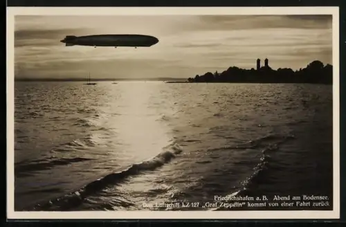 AK Friedrichshafen, Luftschiff LZ 127 Graf Zeppelin kommt von einer Fahrt zurück, Abenddämmerung
