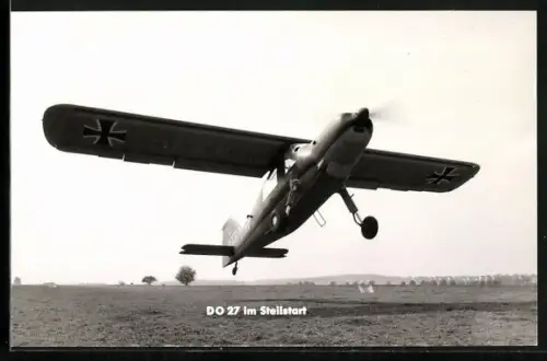 AK Die Bundeswehr, Flugzeug Do 27 im Steilstart