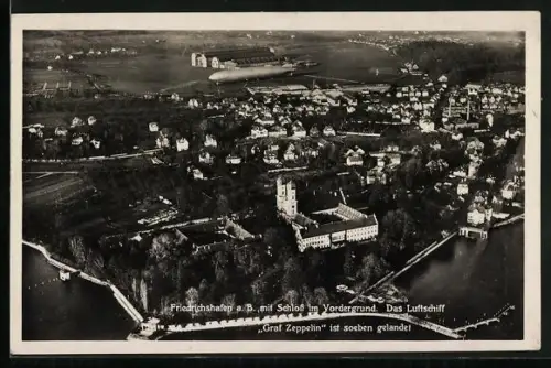 AK Friedrichshafen a. B., Ortsansicht mit Schloss und gelandetem, Graf Zeppelin`