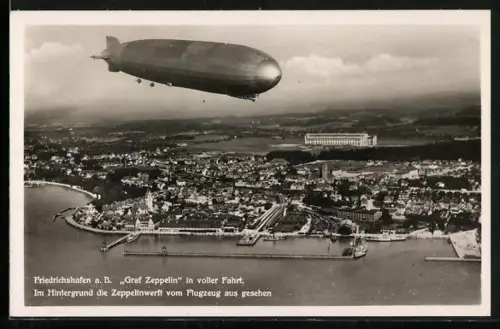 AK Friedrichshafen, Graf Zeppelin in voller Fahrt, unten die Zeppelinwerft vom Flugzeug aus