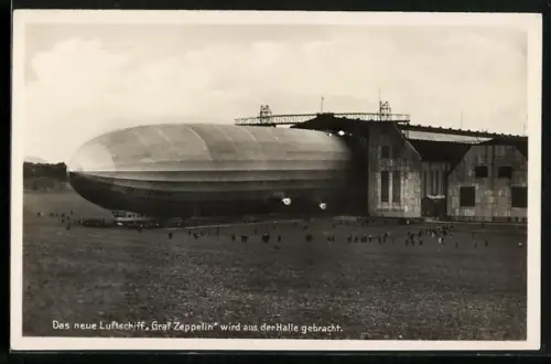 AK Friedrichshafen, das neue Luftschiff LZ 127 Graf Zeppelin wird aus der Halle gebracht