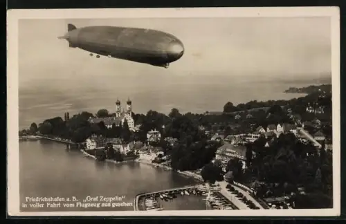 AK Friedrichshafen a. B., Zeppelin mit  auf dem Leitwerk über dem Ort