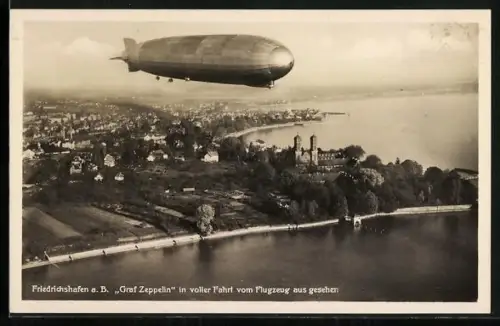 AK Friedrichshafen a. B., Graf Zeppelin in voller Fahrt, Flugzeugaufnahme