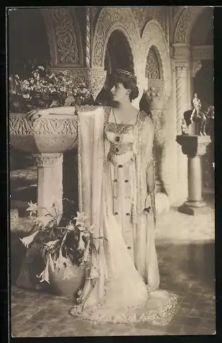 AK Königin Maria von Rumänien in einer Prachtrobe