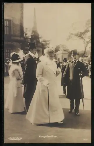 AK Königfamilie von Norwegen unterwegs auf den Strassen
