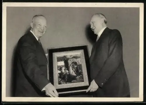 AK Bundeskanzler Konrad Adenauer überreicht Präsident Eisenhower ein Gemälde
