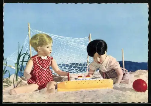 AK Käthe Kruse Puppen mit Spielzeug am Strand