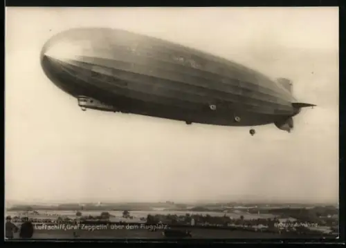 AK Luftschiff Graf Zeppelin über dem Flugplatz