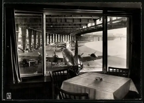 AK Berlin, Zentral-Flughafen, Rollfeld aus einem Restaurant-Fenster gesehen, Flugzeuge