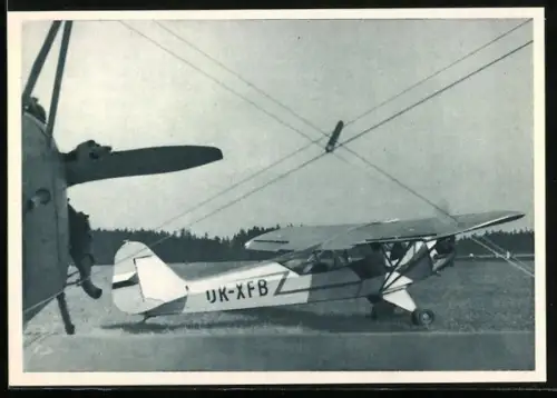 AK Flugzeug UK-XFB am Boden