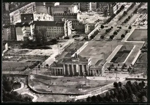 AK Berlin, Blick auf Brandenburger Tor mit Sperrmauer aus der Vogelschau