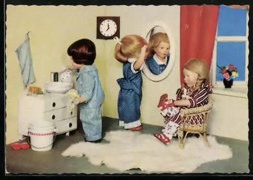 AK Drei Käthe Kruse-Puppen waschen, kämmen und ziehen sich an